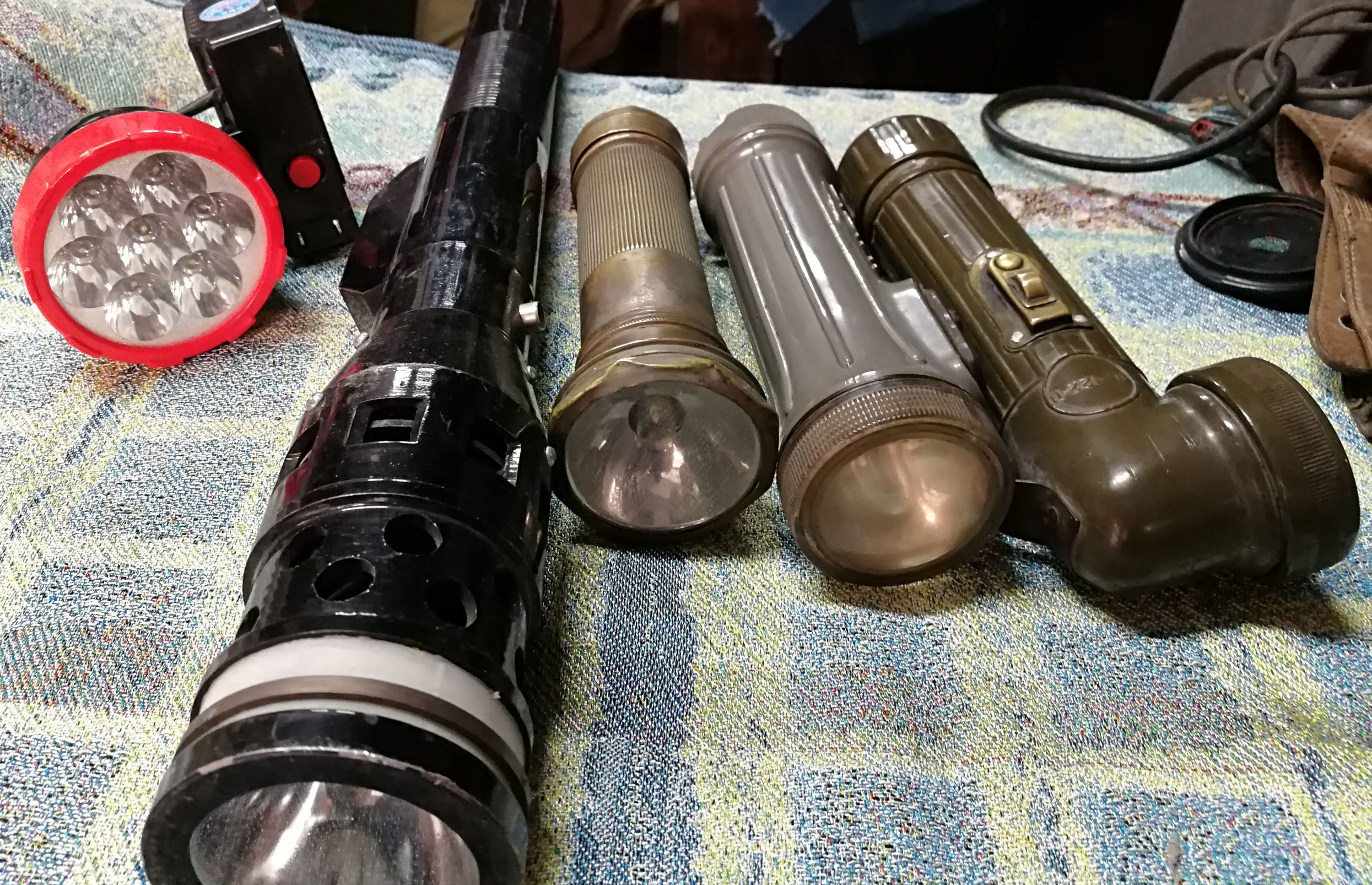 第一代手电筒图片,三大公认最好的手摇式手电筒