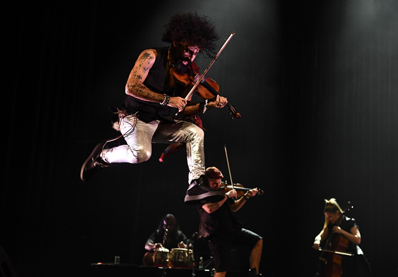 组图“琴魔”艾拉马立肯疯狂炫酷拉！拉！拉！跑跳跪走样样有