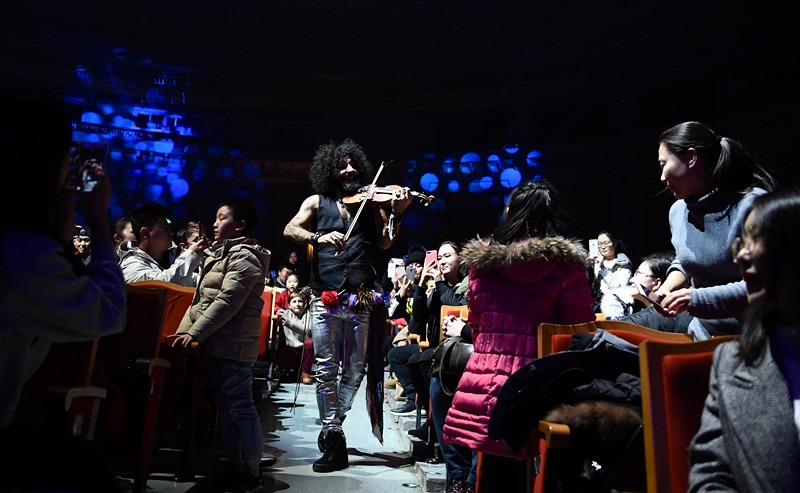 组图“琴魔”艾拉马立肯疯狂炫酷拉！拉！拉！跑跳跪走样样有