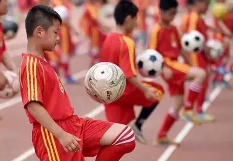 校园足球不为培养运动员，而为育人