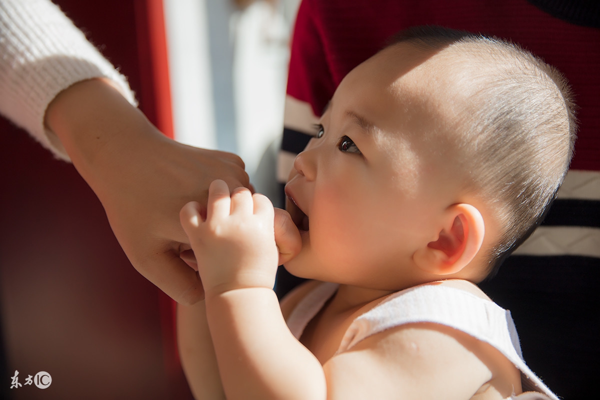 婴儿出现斗鸡眼怎么处理,怎么能看出婴幼儿是不是斗鸡眼