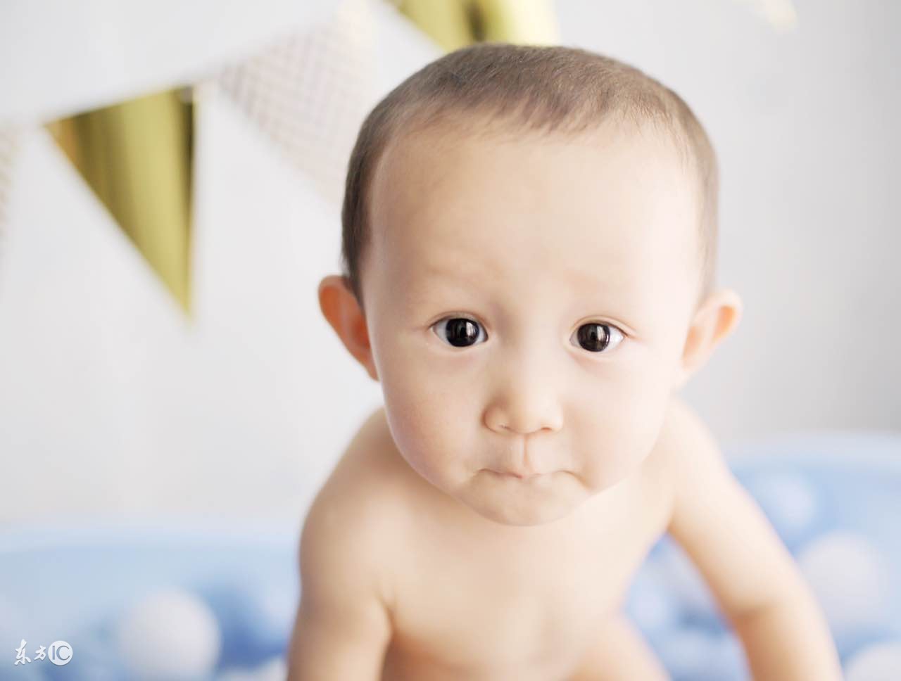 婴儿出现斗鸡眼怎么处理,怎么判断婴幼儿是不是斗鸡眼