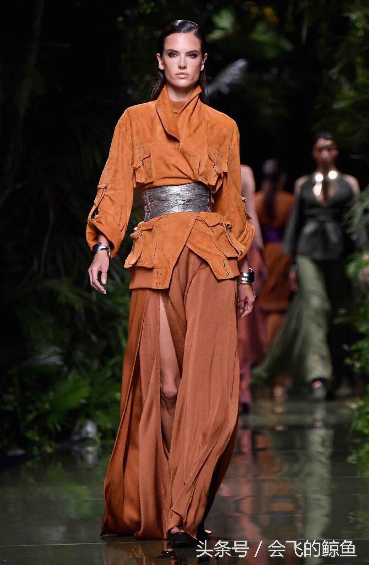 肤色暗黄穿什么颜色上衣显肤色白,肤色暗黄的女人夏天穿什么颜色