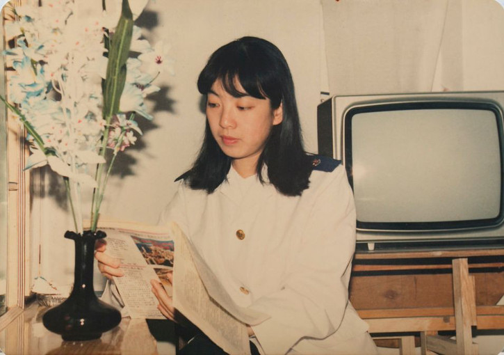 那时候妈妈坐在缝纫机前做针线活咔嗒咔嗒的声音可好听了六零芳华