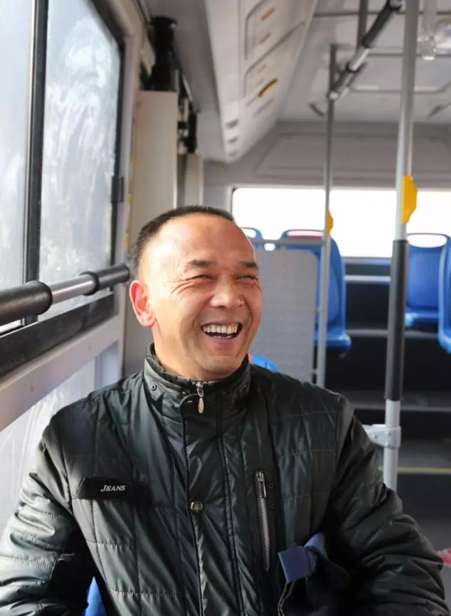 最新小型纯电动公交车,新能源电动公交车起步平顺