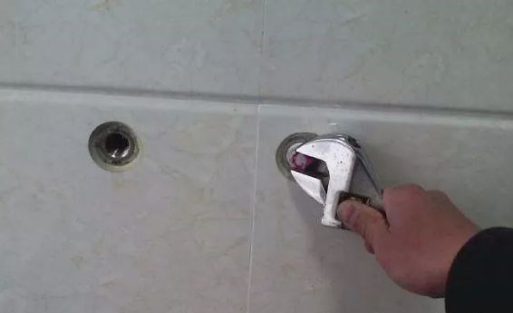 花洒水流太小怎么处理,花洒水流太小怎么修