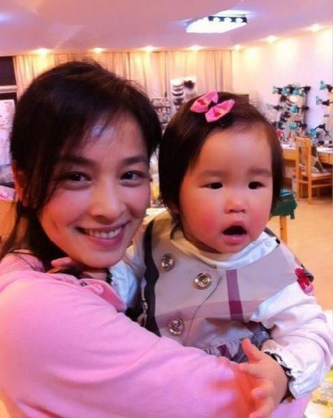 张庭晒7岁儿子帅气照片,张庭儿女近照曝光