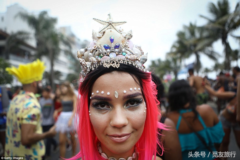 巴西的狂欢者们脱下衣服尬舞，只为下个月的狂欢节热身