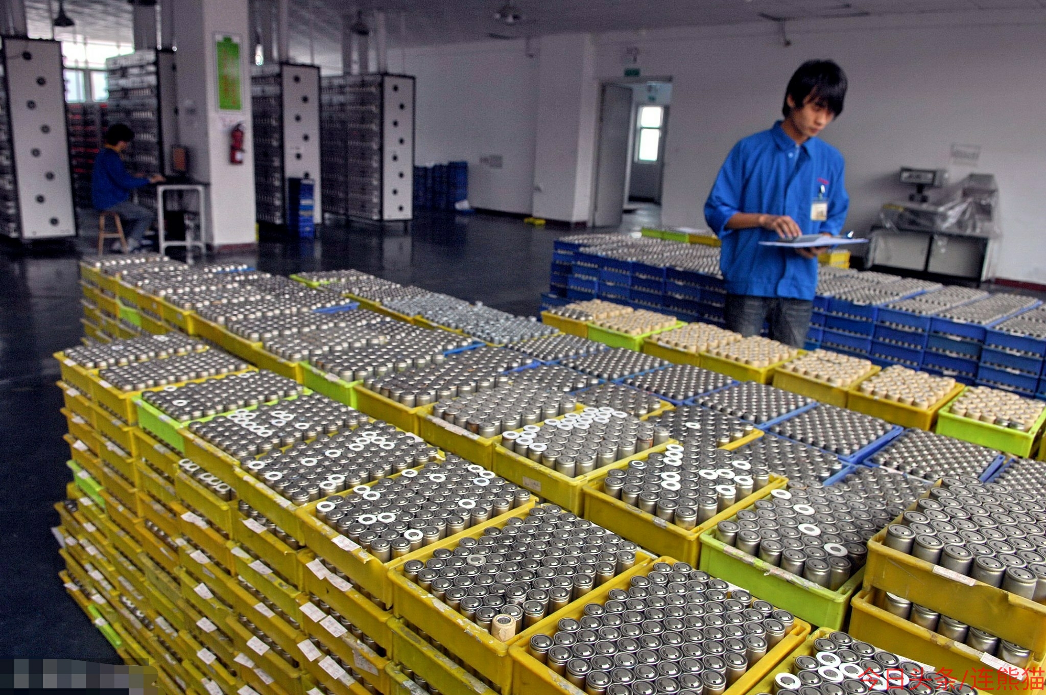 纯电动车和燃油车家用哪个好,新能源电动汽车与老年代步车区别