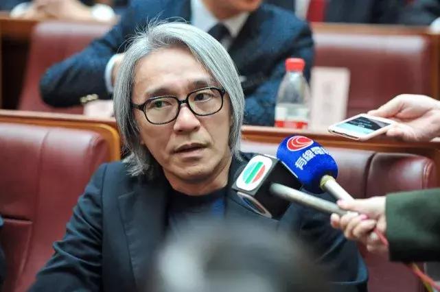 他拍出了中国最经典的足球电影,如今白发苍苍得让人心疼