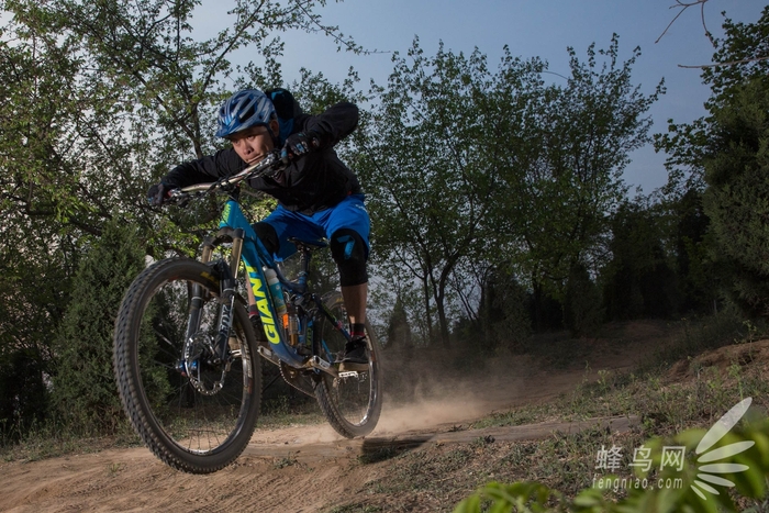 神牛ex600外拍灯用的什么型号电池,雷神之锤降临