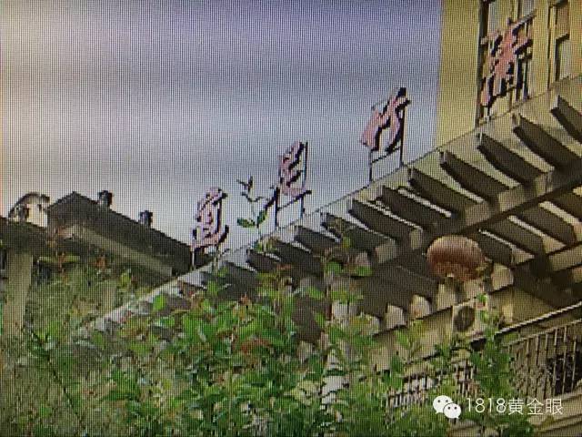 小伙子第一次做保健按摩,大爷给大妈按摩腰