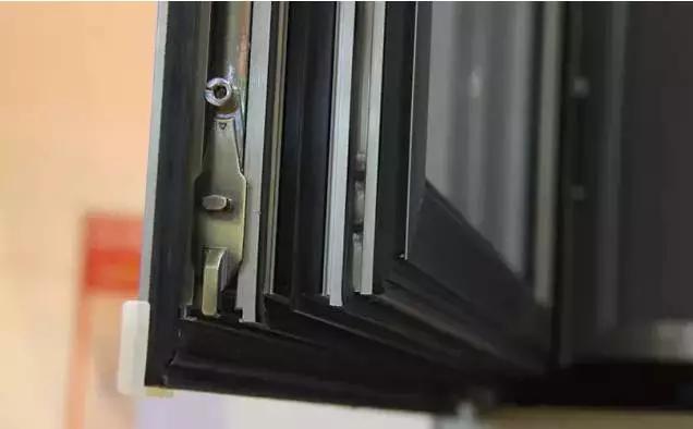 生活是不容易的且行且珍惜,生活如履薄冰且行且珍惜