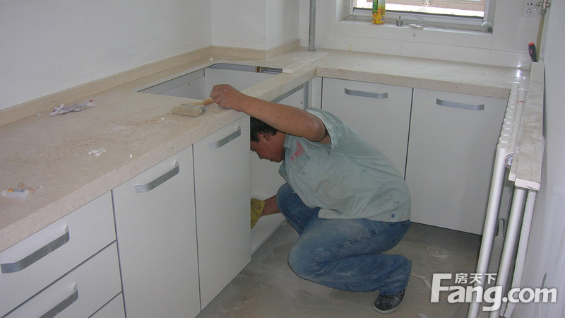 购买橱柜时一定要加垫条,购买橱柜和商家谈价钱注意什么