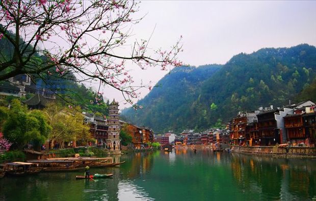 沈从文人生经历与文学创作,在凤凰听一首此生不换