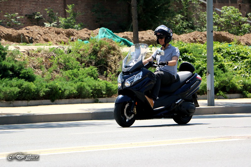 三阳踏板400max最新款,三阳maxsym400与宝马400踏板对比