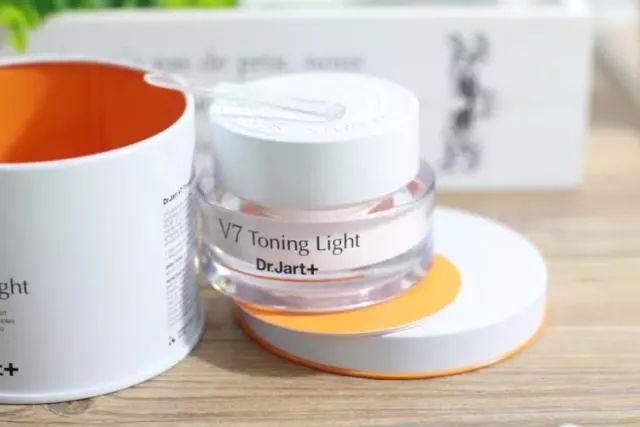 中年人基础化妆的正确步骤,90后女生经典打扮