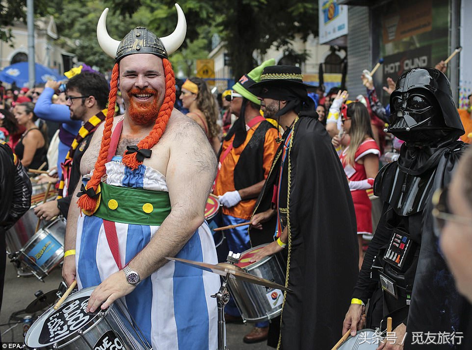 巴西的狂欢者们脱下衣服尬舞，只为下个月的狂欢节热身