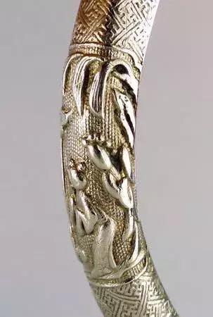 老银饰上的珊瑚枝,牡丹老银饰