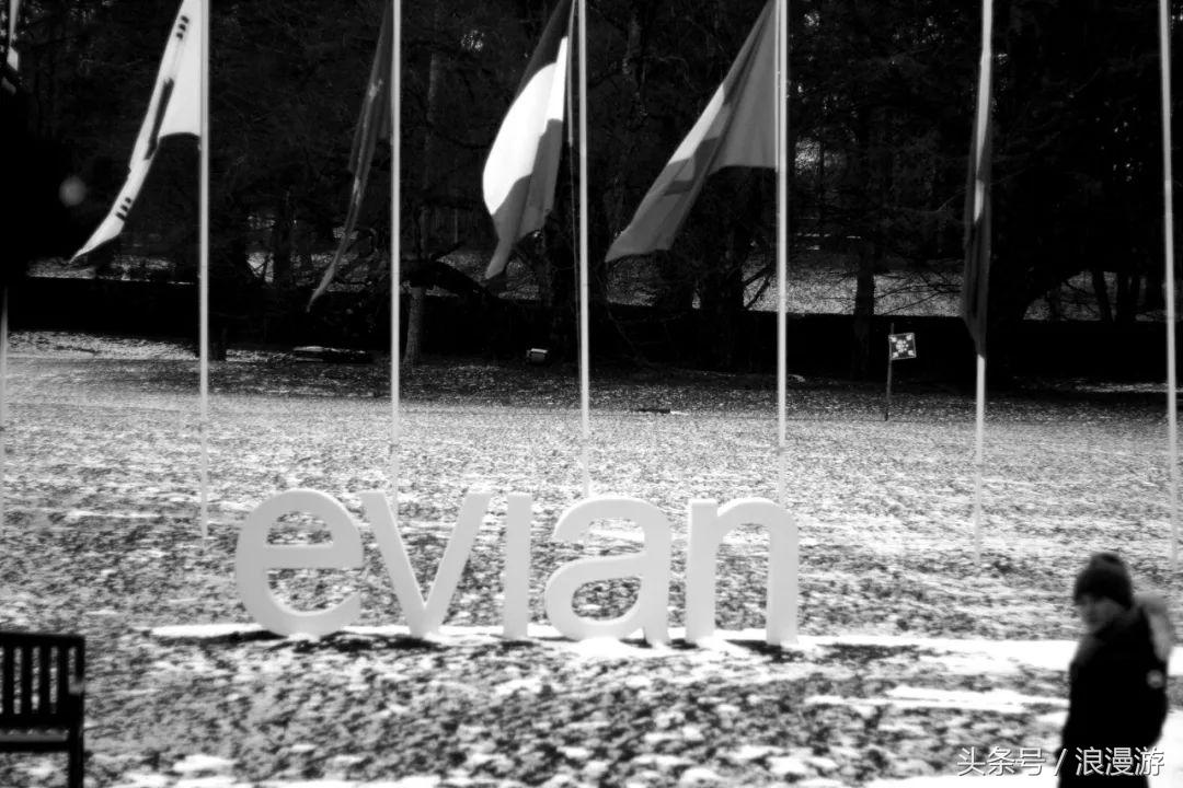 下雪天，在法国依云小镇的户外温泉泡汤，泡的全是依云水