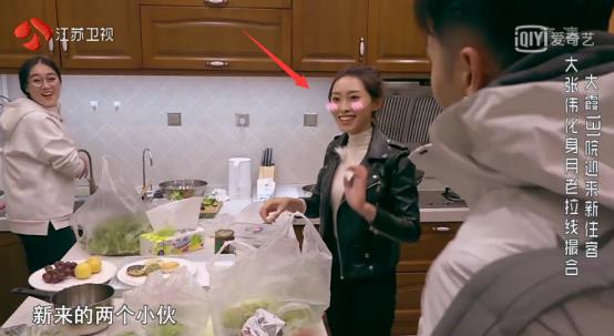 《三个院子》女素人犯花痴,不顾朋友受伤还在与男性聊天!