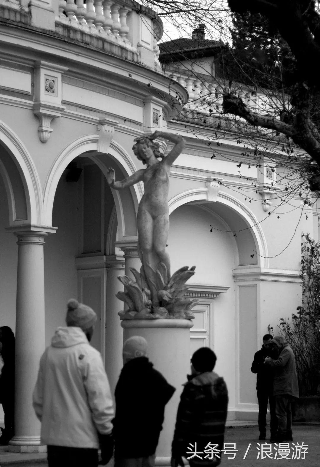 下雪天，在法国依云小镇的户外温泉泡汤，泡的全是依云水