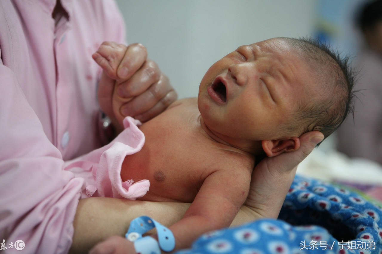 宝宝发烧38.2度睡觉老吓醒,宝宝高烧39度家人反应