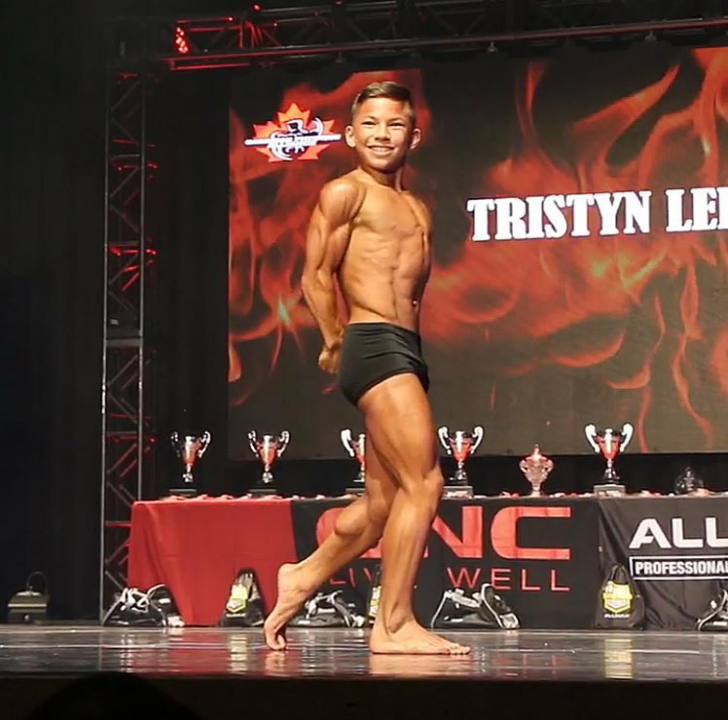 15岁肌肉少年练出健壮肌肉,15岁肌肉少年秀青筋肌肉