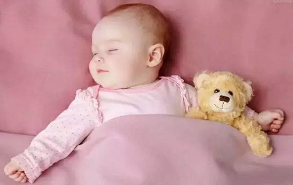 应对婴儿吐奶溢奶全攻略，看完就不再害怕了