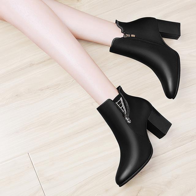 现在流行什么样的马丁靴好看,今年最流行中筒马丁靴