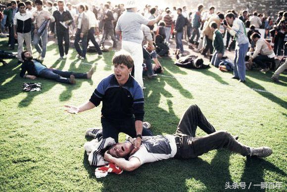 足球史上最严重的球场打架事件,足球史上最严重的球迷惨案