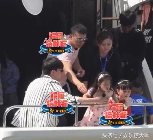 爸5最新路透！嗯哼摔了狗吃屎，小泡芙差点出意外，还好有邓伦！