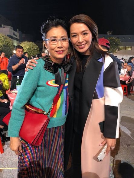 汪明荃不老女神一字肩上衣减龄,汪明荃70岁冬季穿搭