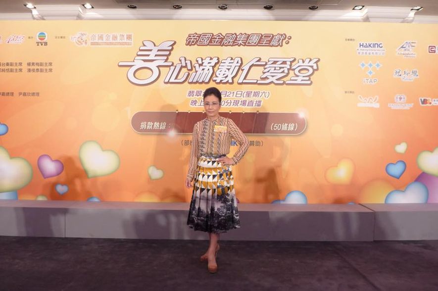 汪明荃不老女神一字肩上衣减龄,汪明荃70岁冬季穿搭