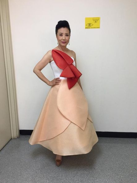 汪明荃不老女神一字肩上衣减龄,汪明荃70岁冬季穿搭