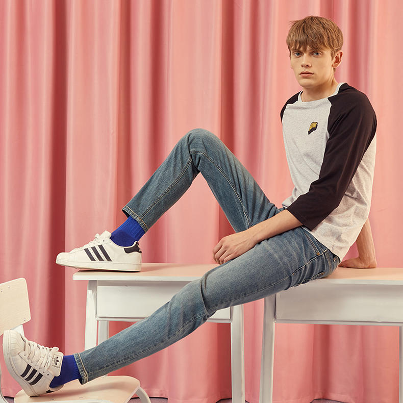 小脚牛仔裤帅气到爆,黑色小脚裤酷帅穿搭