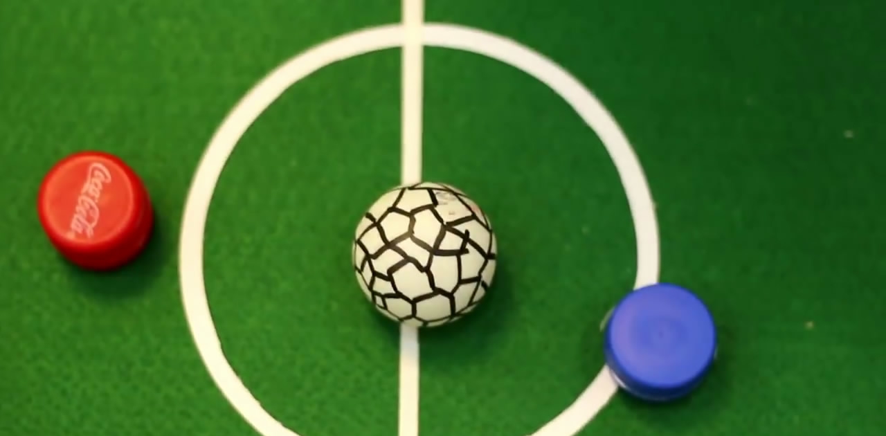 自制足球花式教程,用瓶盖做足球小游戏