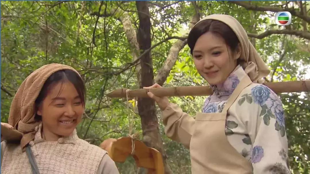 她在《平安谷》竟险被兽父*躏蹂**？曾因甜美笑容成为“仙气女神”