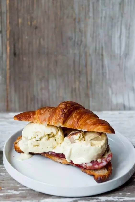 吃巧克力马卡龙冰淇淋三明治,哈根达斯牛奶太妃三明治冰淇淋