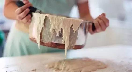 吃巧克力马卡龙冰淇淋三明治,哈根达斯牛奶太妃三明治冰淇淋