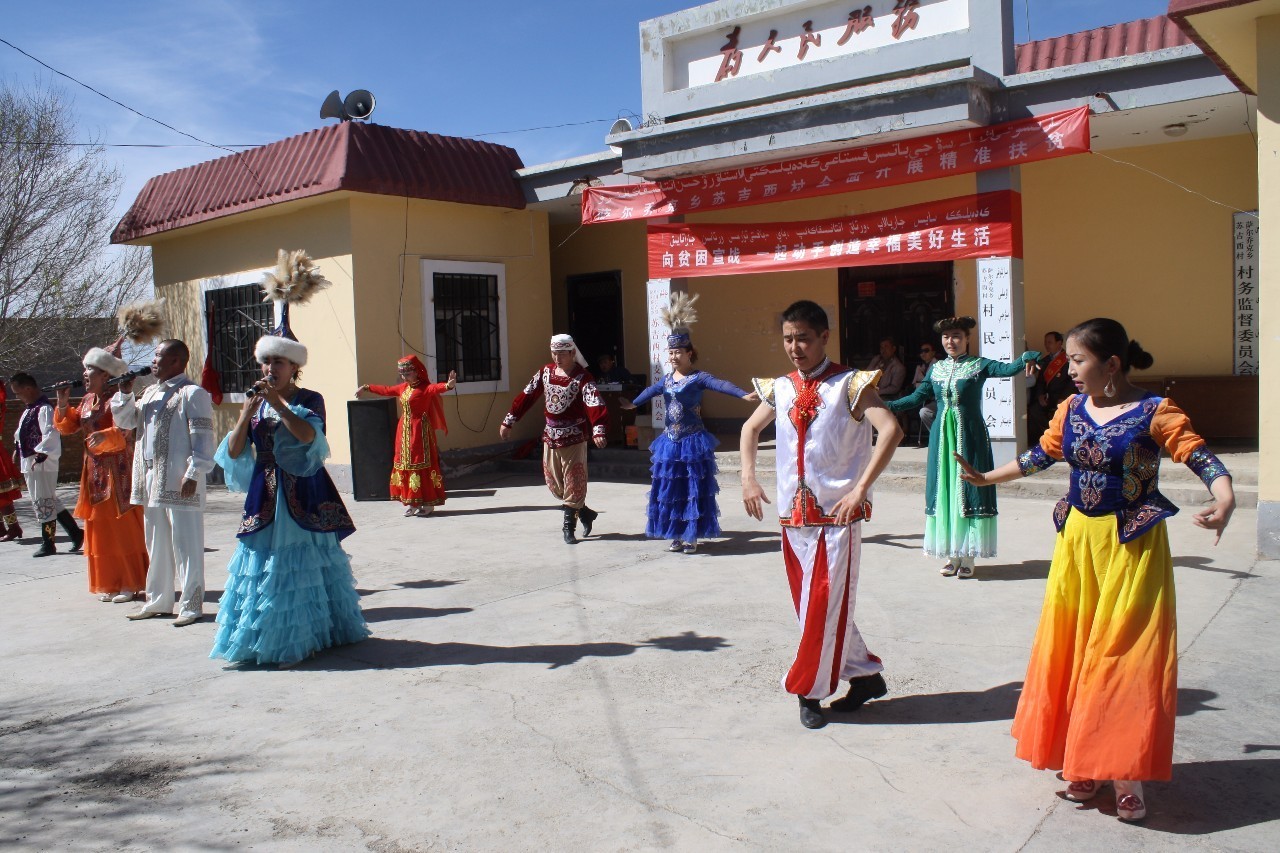 脱贫致富奔小康一个都不能少,脱贫致富踏上幸福路