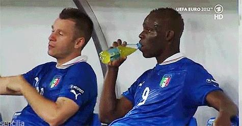 踢球如何把球踢得又高又准,新手怎样把球踢得又高又远