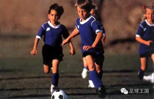 初中篮球基本功训练球感,人人必练的30种足球球感基本功