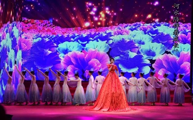 慰问演出现场震撼,警察震撼演出