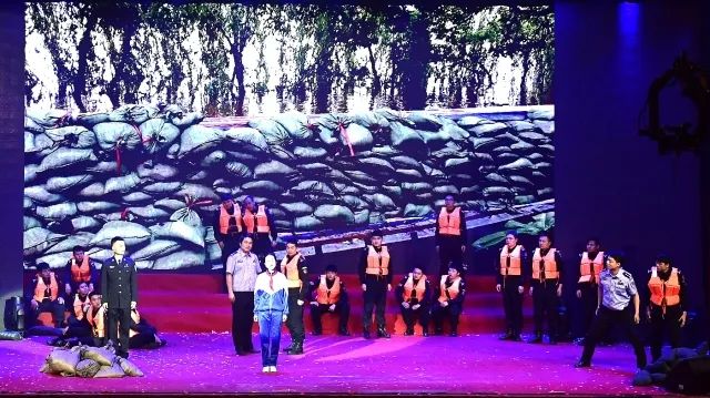 慰问演出现场震撼,警察震撼演出