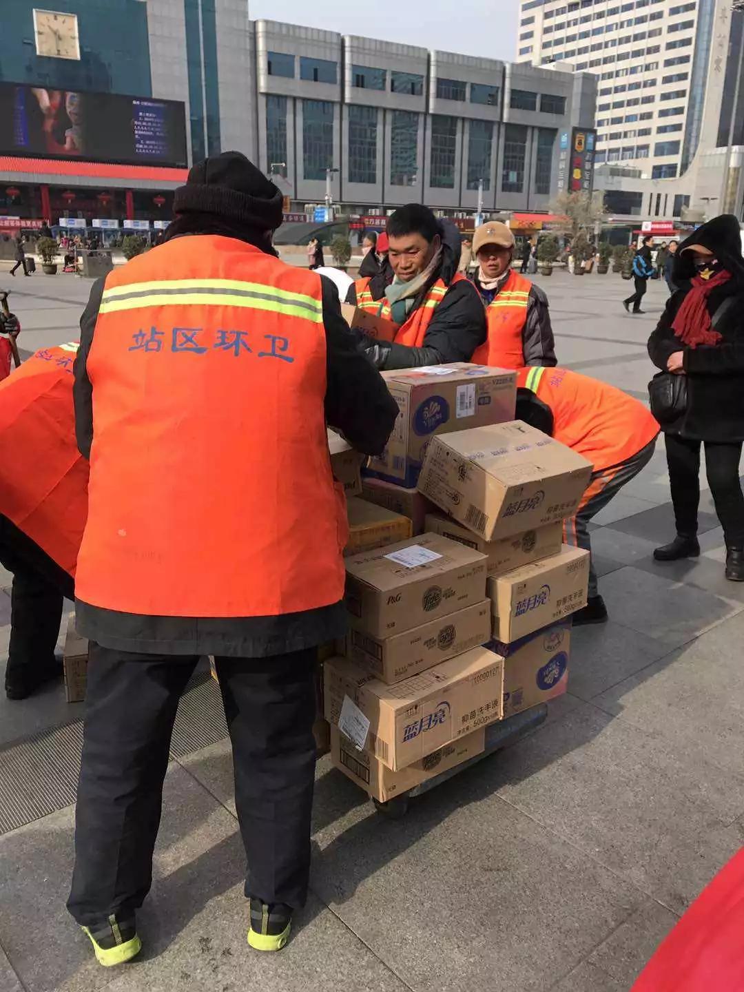 “雪中送炭”晴暖人心——锐之旗京东携手为环卫工人送温暖啦