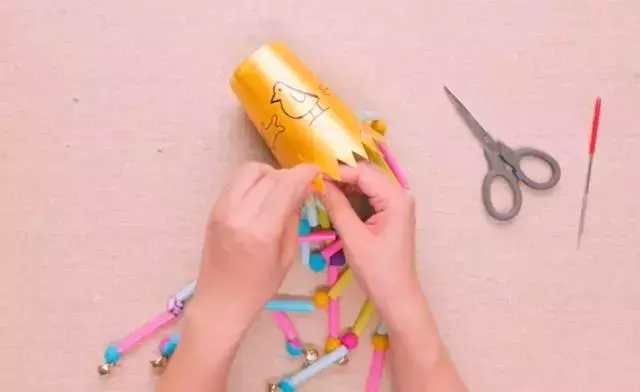 幼儿手工制作纸杯风铃简单又漂亮,diy制作风铃简单易学