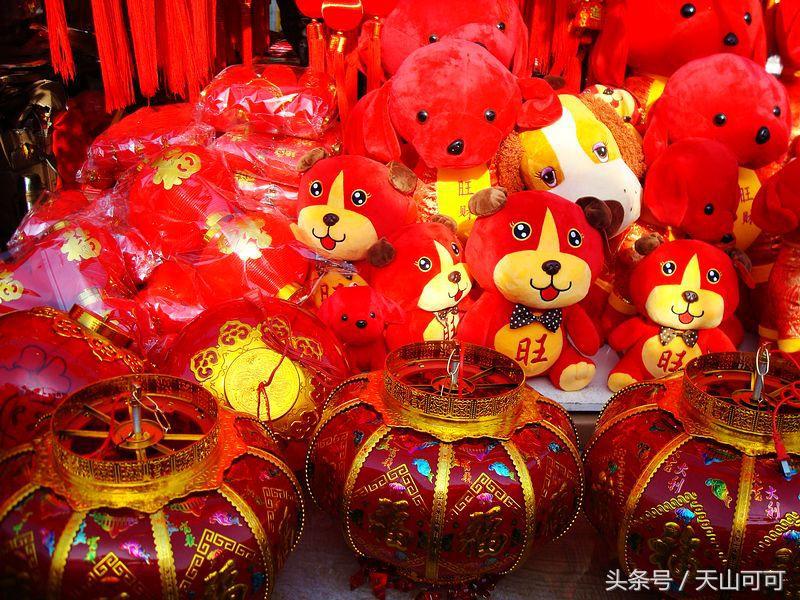 贴对联挂起红红火火的灯笼,红红火火过大年大红灯笼高高挂