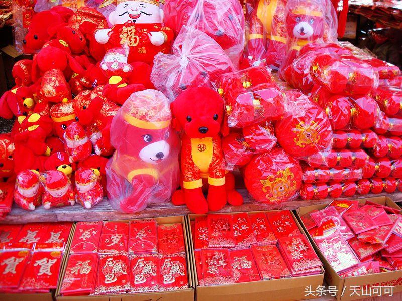 贴对联挂起红红火火的灯笼,红红火火过大年大红灯笼高高挂