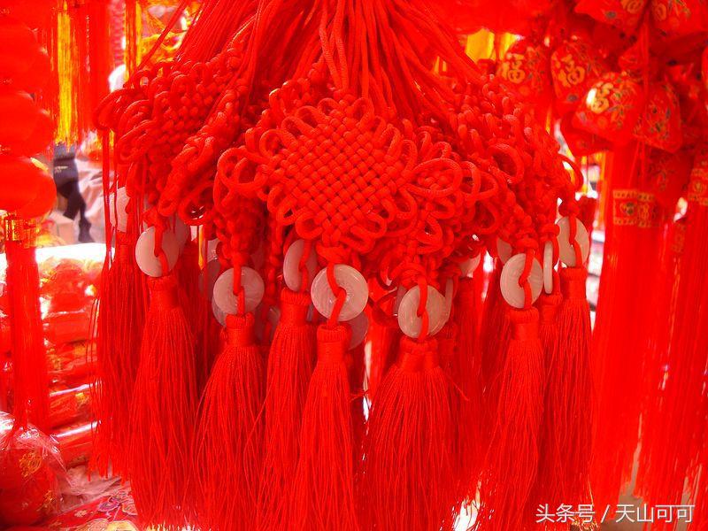 贴对联挂起红红火火的灯笼,红红火火过大年大红灯笼高高挂